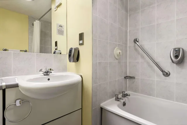 غرفة ثلاثية بسرير مزدوج وسرير فردي، Days Inn by Wyndham Watford Gap 5/5