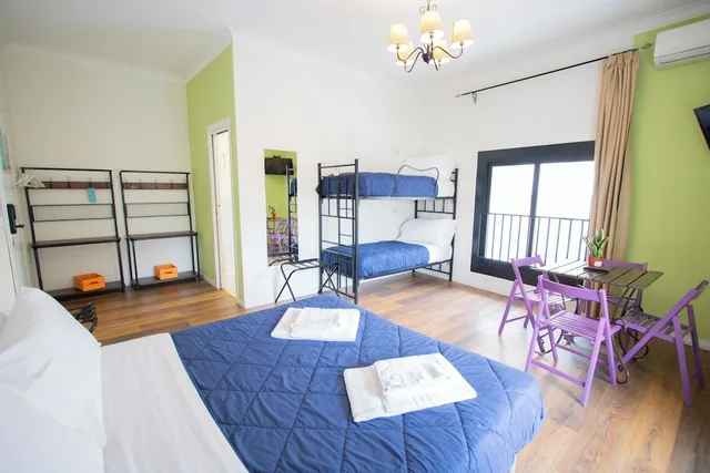 غرفة عائلية بسرير مزدوج، Ostello Bello Napoli 4/8