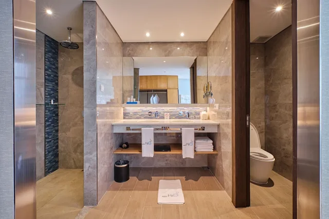 جناح سيغنتشر بسريرين كوين مع أريكة، Hotel H2o 6/6