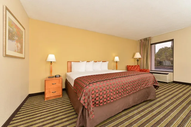 غرفة ديلوكس بسرير كينج، Quality Inn At the Mall - Valdosta 1/3