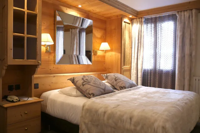 غرفة كلاسيكية بسرير كينج، Hôtel Tsanteleina 1/8