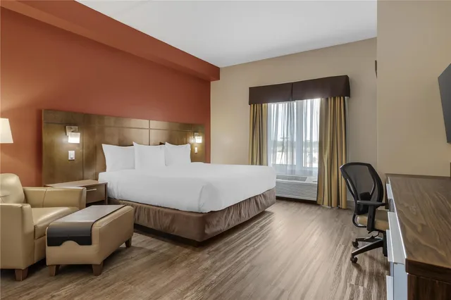 غرفة بسرير كينج بحوض استحمام لذوي الإعاقة، BEST WESTERN PLUS Winnipeg West 1/3