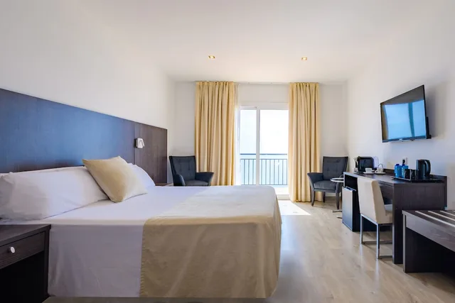غرفة سوبيريور بسرير كوين بإطلالة على البحر بشرفة، Hotel Horitzo 1/5