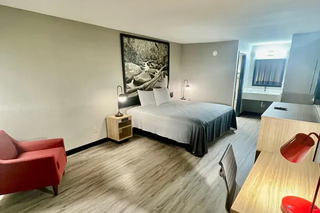 غرفة بسرير مزدوج لذوي الإعاقة، Super 8 by Wyndham Manchester TN 2/2