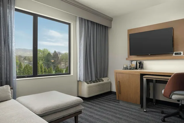 غرفة بسرير كينج مع أريكة لذوي الإعاقة، Courtyard By Marriott Downtown Boise 3/4