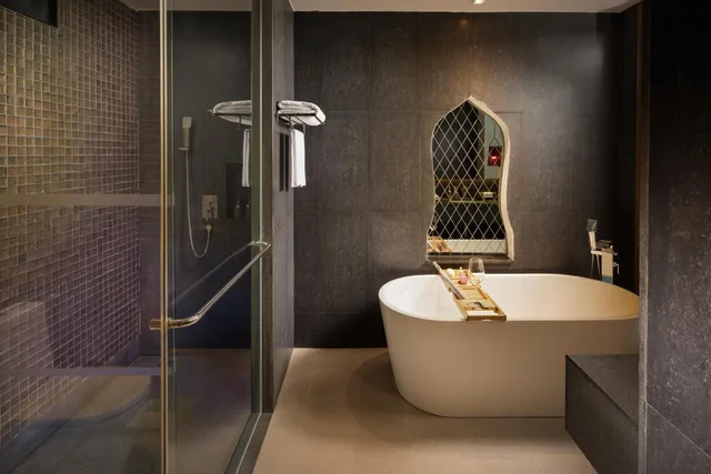 غرفة بريميير بسرير كينج بجاكوزي، Avista Hideaway Phuket Patong MGallery 10/10