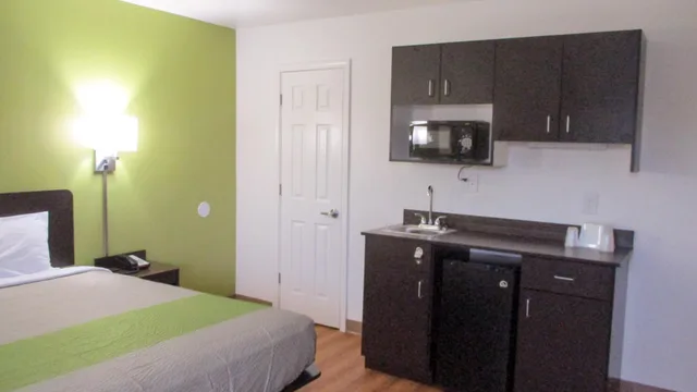 1 Queen Bed - Smoking, Micfridge، Motel6 North Olmsted, OH - Cleveland 3/6
