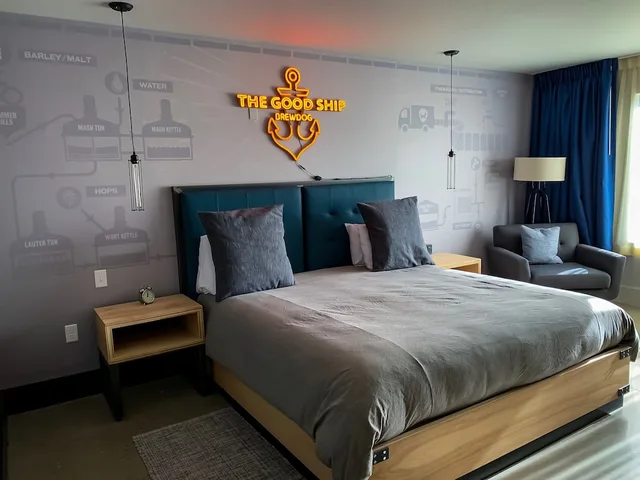 غرفة قياسية بسرير كينج، DogHouse Hotel and Brewery 1/1