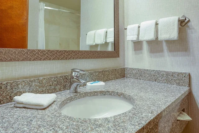 غرفة ديلوكس بسريرين كوين بحوض استحمام في طابق مرتفع لذوي الإعاقة، Drury Inn and Suites Northeast Indianpolis 4/5