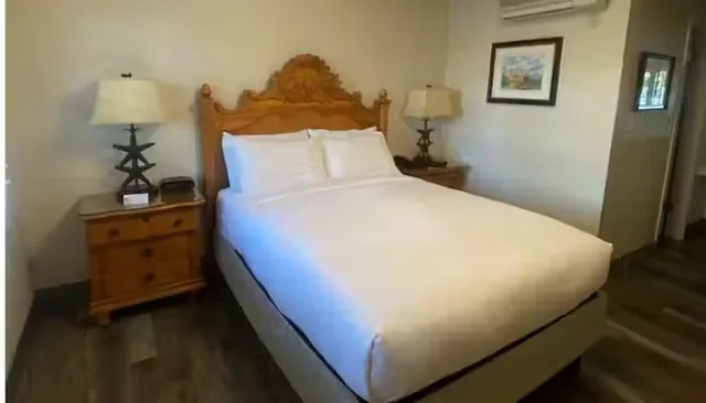 غرفة بسرير كوين، Franciscan Inn & Suites 1/5