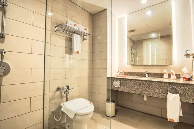 Harris, Queen Bed, Harris Resort Waterfront Batam 3/3