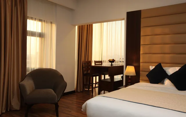 غرفة بسرير كينج بإطلالة على المدينة، فندق جولدن توليب للأجنحة الفندقية(Golden Tulip Al Khobar Suite Hotel) 8/10