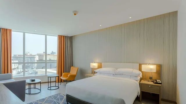 غرفة قياسية بسرير كينج مع أريكة لذوي الإعاقة، فندق كلاريون مطار جدة(Clarion Hotel Jeddah Airport) 1/10