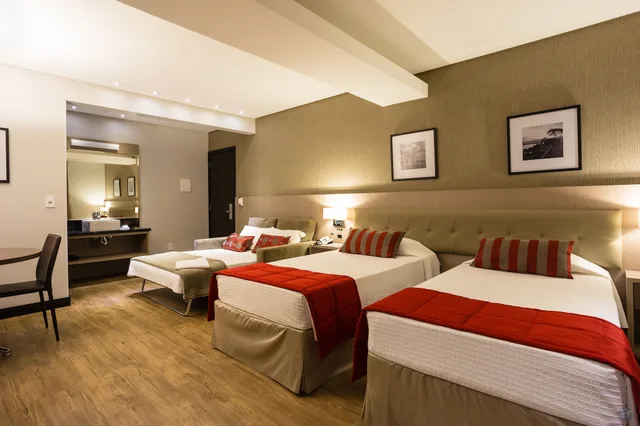 غرفة بريميوم رباعية بسرير كوين وسرير فردي مع أريكة، Faial Prime Suites 7/10