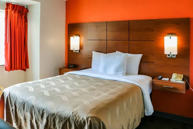 غرفة قياسية بسرير كوين، Quality Inn and Suites Watertown Fort Drum 4/8