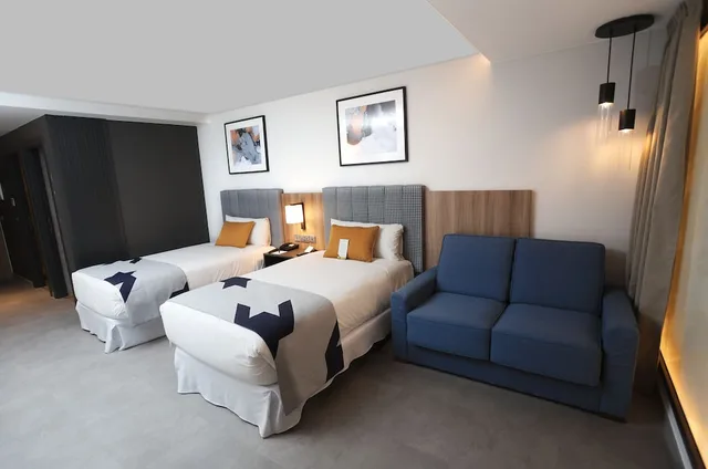 Family, Twin Beds, No Window, Sofa، Hotel Riu Plaza London Victoria 1/4