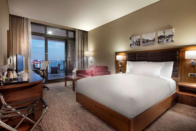 غرفة بسرير كينج بإطلالة على البحر، Hilton Garden Inn Izmir Bayrakli 1/2
