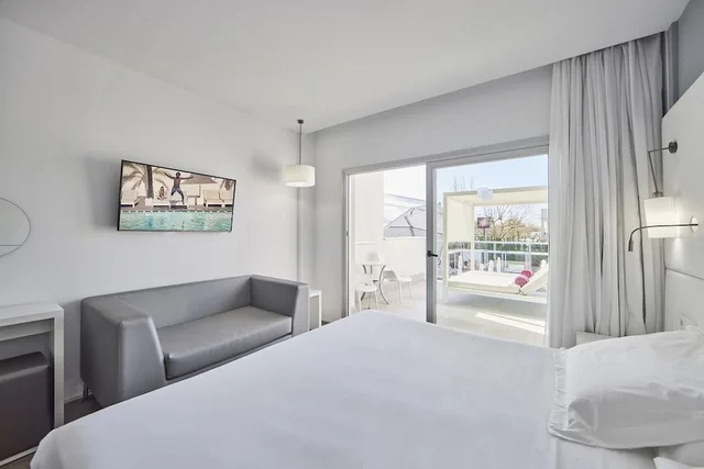 غرفة ديلوكس بسرير كينج بإطلالة على المسبح بشرفة، Hotel Astoria Playa - Adults Only 1/8