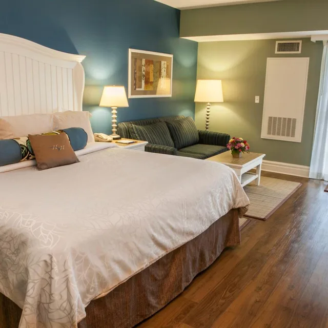 غرفة بسرير كينج بإطلالة على البحيرة بشرفة، Watkins Glen Harbor Hotel 2/6