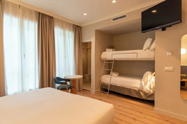 Room, Quadruple, Double and Bunk Bed, Petit Palace Plaza Espana 7/10