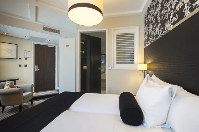 Semi Basement, Twin Beds, Partial View، Notting Hill 2/3