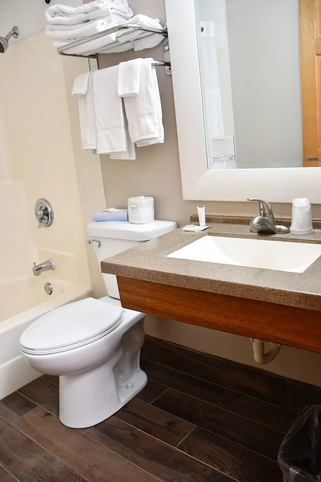 Room, Queen Bed, Accessible, Baymont Inn and Suites by Wyndham Platteville 6/10
