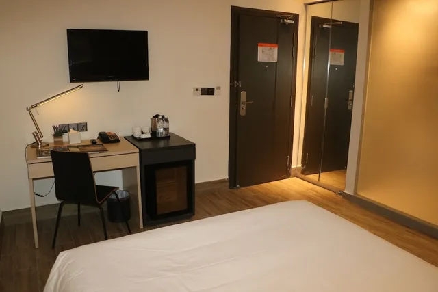 Standard, Queen Bed, No Window، Pacific Express Hotel Central Market 2/4
