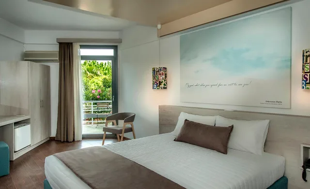 غرفة بسريرين منفصلين بإطلالة على البحر، The Grove Seaside Hotel 1/6