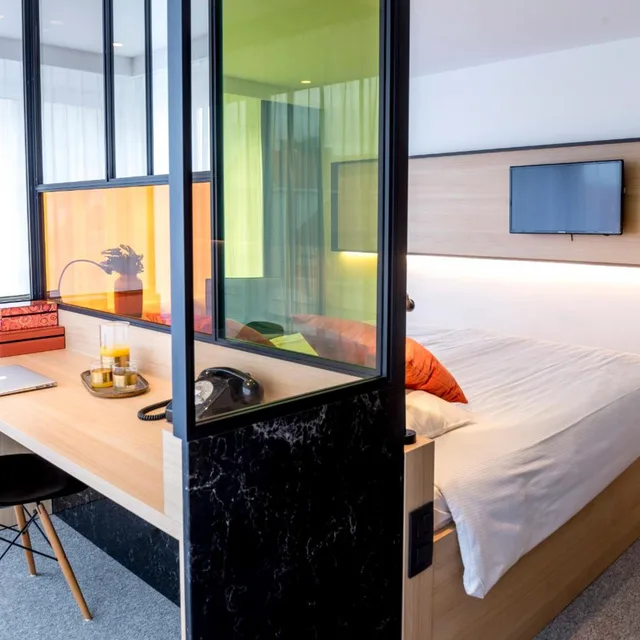 جناح جونيور، Hotel Nelson 6/6