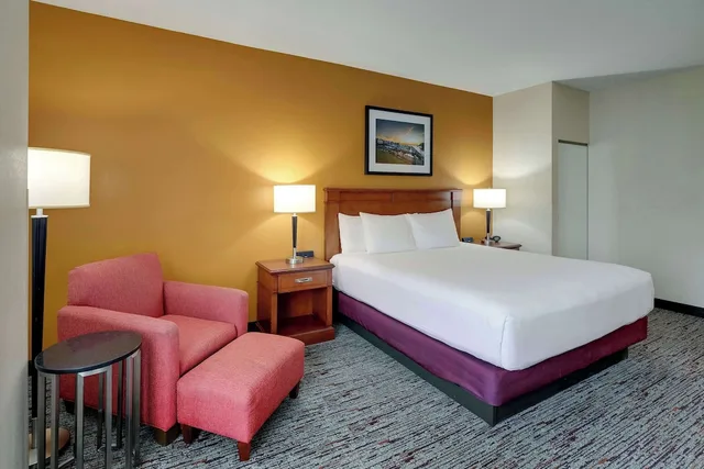 غرفة بسرير كينج بجاكوزي في طابق مرتفع، Drury Inn & Suites Charlotte Northlake 3/5