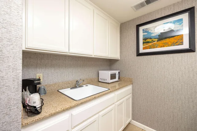 جناح بسرير كينج بمنطقة جلوس بحوض جاكوزي بمطبخ، Best Western Plus Dixon Davis 9/9