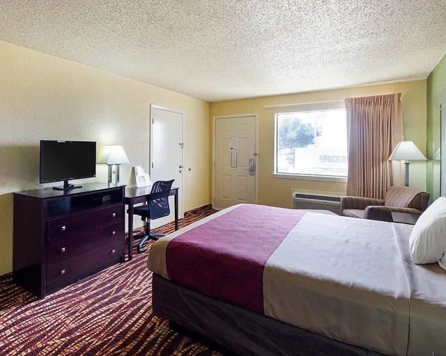 غرفة بسرير كينج لذوي الإعاقة، Econo Lodge Inn & Suites San Antonio near Frost Bank Center 2/3