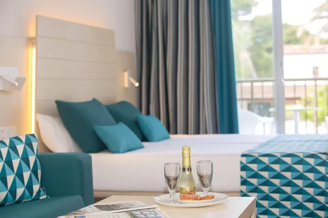 جناح جونيور بشرفة، Hotel Luxor 3/6