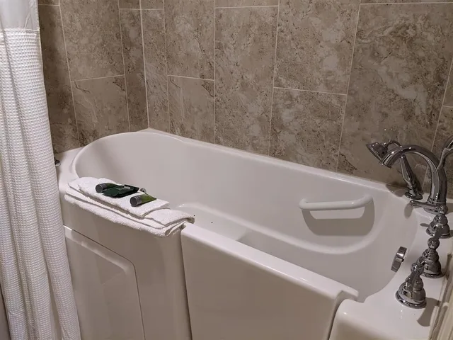 جناح فاخر بسرير كينج بحوض جاكوزي، Chase Suite Hotel Lincoln 6/10