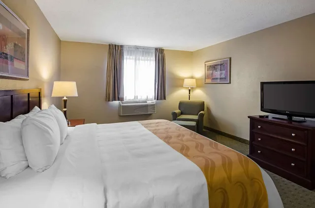 غرفة بسرير كينج، Quality Inn Summersville 2/4