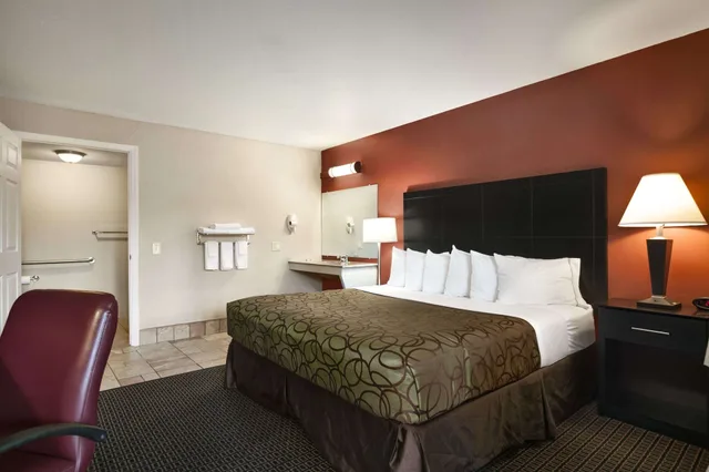 غرفة بسريرين كوين لذوي الإعاقة، Travelodge by Wyndham Traverse City MI 5/8