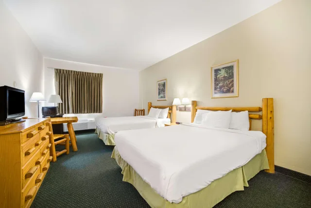 Room, Queen/Queen, Knights Inn New Florence 2/3
