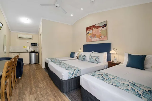 غرفة عائلية بسرير كوين وسريرين منفصلين بمطبخ صغير، Caboolture Central Motor Inn 1/5