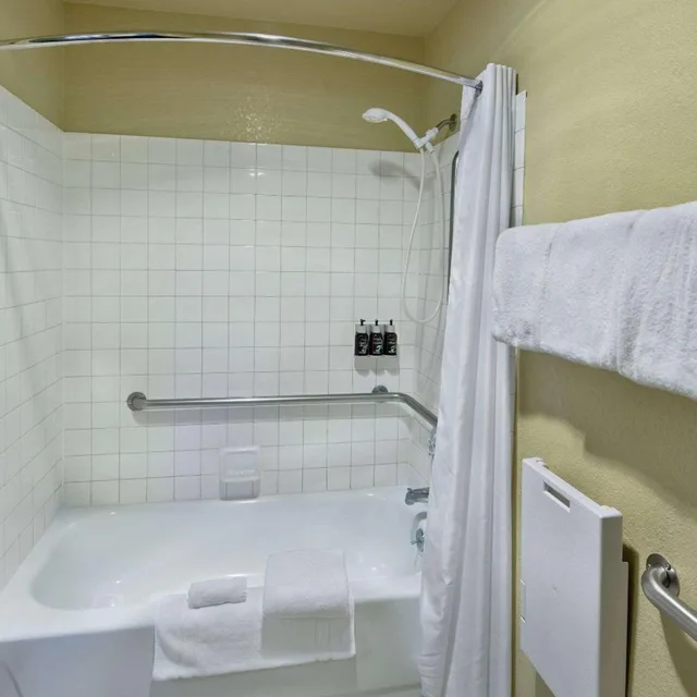 غرفة بسرير كوين بحوض استحمام لذوي الإعاقة، Oxnard Inn Lancaster, CA 1/1