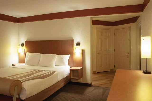 غرفة بسرير كينج، La Quinta Inn & Suites by Wyndham Atlanta Ballpark/Galleria 8/10