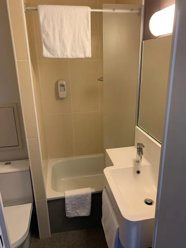 غرفة رباعية بسرير مزدوج وسريرين منفصلين، Kyriad Direct Clermont Ferrand Nord Gerzat 2/2