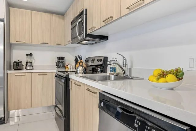 غرفة بسرير كينج وسرير كوين بشرفة بغرفتي نوم مع أريكة، Roami at Habitat Brickell 10/10