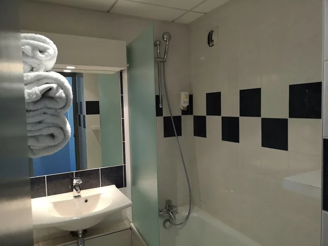 غرفة قياسية بسرير كوين وسريرين منفصلين، KYRIAD PRESTIGE BORDEAUX OUEST - MERIGNAC 6/6