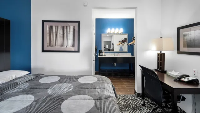 Room, King Bed, Kitchenette, Belmont Inn and Suites 7/8