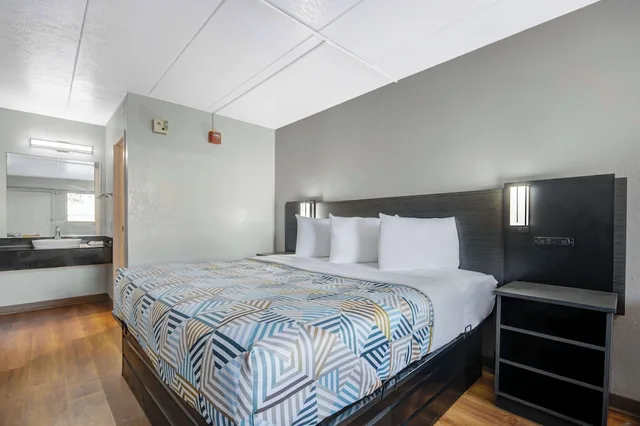 غرفة قياسية بسرير كينج للمدخنين، Motel6 York, PA 3/4