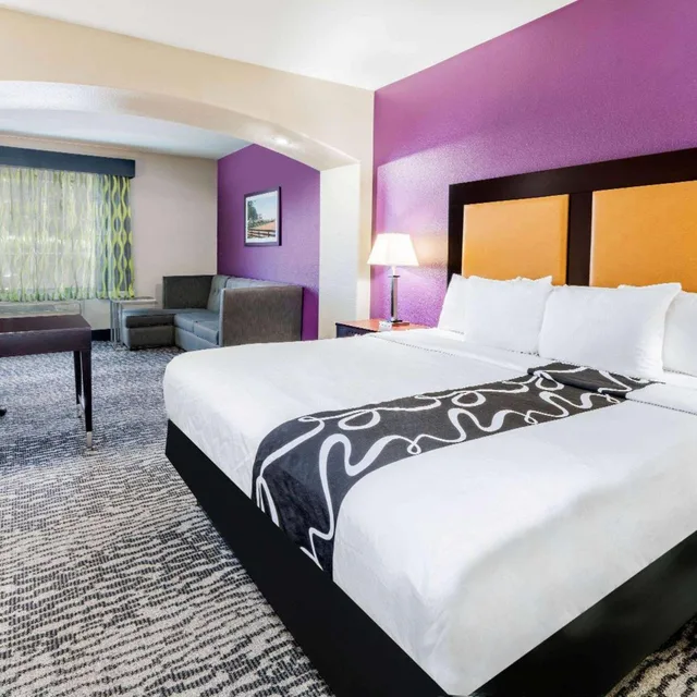 غرفة بسرير كينج بحوض استحمام لذوي الإعاقة، La Quinta Inn & Suites by Wyndham DFW Airport West - Bedford 2/2