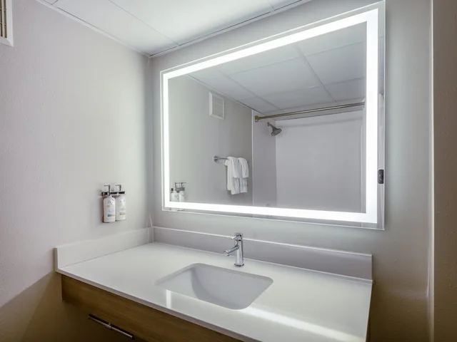 غرفة قياسية بسرير كينج، Holiday Inn Express & Suites Greensboro - (I-40 @ Wendover) 4/5