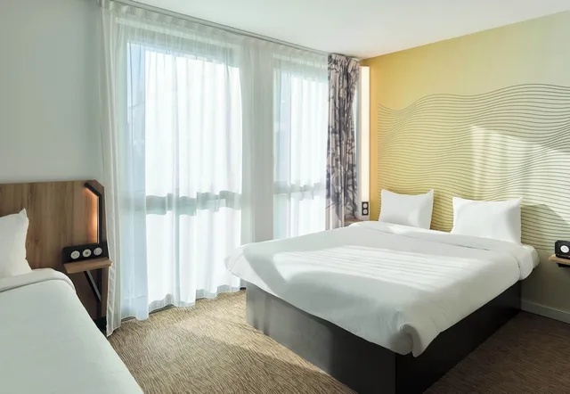 غرفة رباعية بسرير مزدوج وسريرين منفصلين، B&B Hotel Paris Sud Chatenay Malabry 2/3