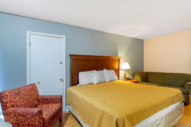 Upgrade, King Bed، Rodeway Inn Colonial Heights I-95 2/3