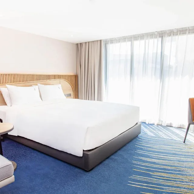 غرفة قياسية بسرير كينج وسرير كوين في الطابق العلوي، Holiday Inn Express & Suites Bangkok Central Pier 1/4